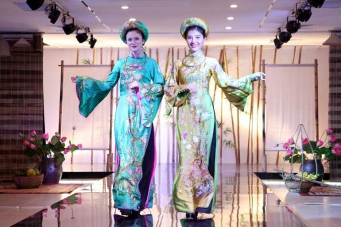 Những b&oacute;ng hồng thướt tha trong Trang phục Việt Nam qua c&aacute;c thời kỳ