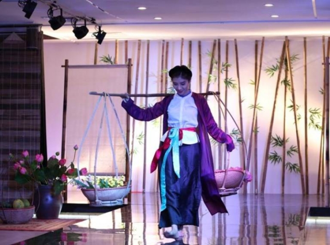 Những b&oacute;ng hồng thướt tha trong Trang phục Việt Nam qua c&aacute;c thời kỳ