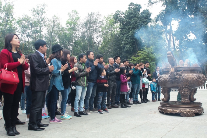 Du kh&aacute;ch khắp nơi t&igrave;m đến Khu di t&iacute;ch để b&agrave;y tỏ tấm l&ograve;ng th&agrave;nh k&iacute;nh với B&aacute;c Hồ vĩ đại.&nbsp;