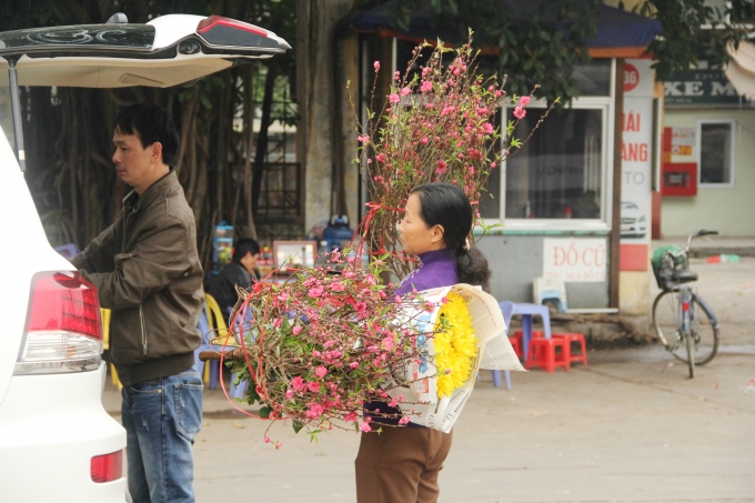 C&agrave;nh đ&agrave;o, hoa l&ecirc; h&uacute;t h&agrave;ng trong dịp rằm th&aacute;ng Gi&ecirc;ng