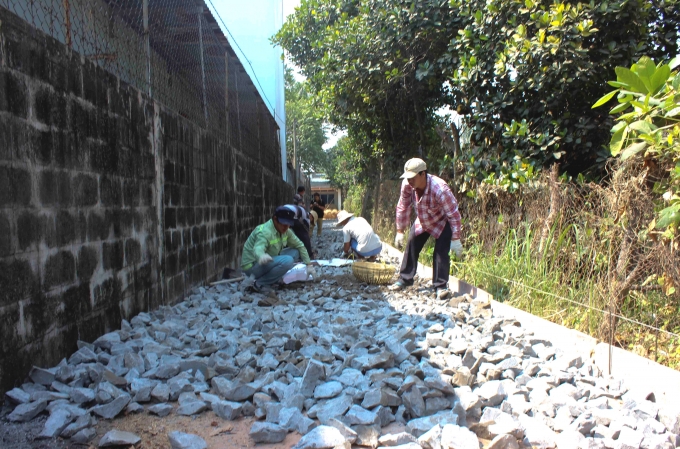 Đường v&agrave;o nh&agrave; Mẹ Việt Nam anh h&ugrave;ng Nguyễn Thị Em đang được ho&agrave;n thiện.