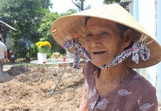 Mẹ Oanh vui mừng khi được ch&iacute;nh quyền quan t&acirc;m, l&agrave;m lại nh&agrave; mới.