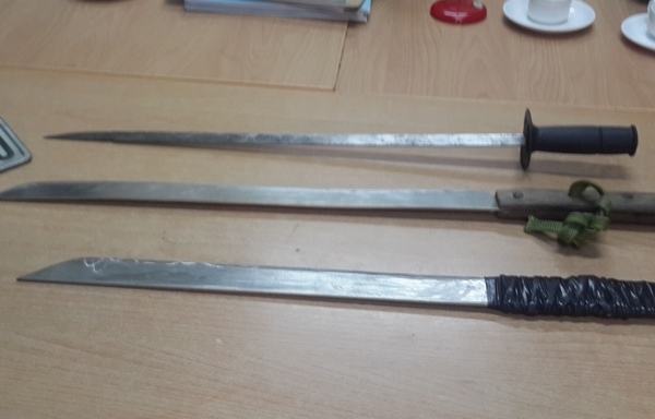 Hung kh&iacute; nh&oacute;m đối tượng d&ugrave;ng đi cướp.