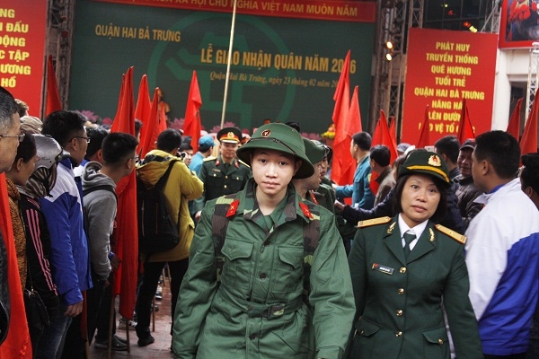 Mặc d&ugrave; trời mưa, r&eacute;t nhưng kh&aacute; đ&ocirc;ng nh&acirc;n d&acirc;n v&agrave; người nh&agrave; đ&atilde; c&oacute; mặt tiễn đưa c&aacute;c thanh ni&ecirc;n t&ograve;ng qu&acirc;n tại quận Hai B&agrave; Trưng.
