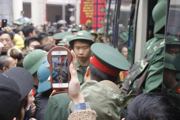 Khi lễ giao qu&acirc;n kết th&uacute;c, những thanh ni&ecirc;n ch&iacute;nh thức l&ecirc;n đường nhập ngũ. Nhiều bạn trẻ ở lại đ&atilde; chụp những h&igrave;nh ảnh đẻ ghi lại kỷ niệm.