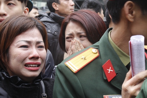 Khi tiễn đưa người th&acirc;n của m&igrave;nh l&ecirc;n đường nhập ngũ nhiều người đ&atilde; bật kh&oacute;c.