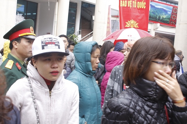 Giọt nước mắt nghẹn ng&agrave;o của c&ocirc; g&aacute;i ở lại.