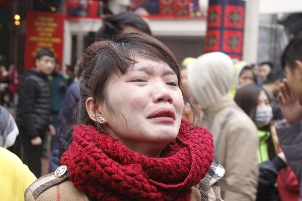 Những giọt nước mắt kh&ocirc;ng c&ograve;n bịn rịn, nghẹn ng&agrave;o được nữa m&agrave; đ&atilde; vỡ o&agrave; trong nỗi nhớ thương.