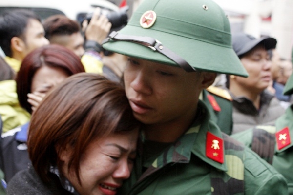 Những c&aacute;i &ocirc;m cuối c&ugrave;ng trước khi tiễn đưa người l&iacute;nh l&ecirc;n xe...&nbsp;