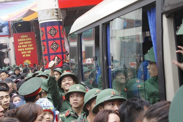 B&ecirc;n cạnh những giọt nước mắt vần c&oacute; những nụ cười của những người l&iacute;nh t&igrave;nh nguyện theo tiếng gọi của Tổ quốc.