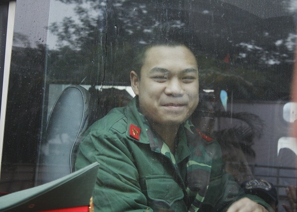 Những nụ cười tủm, ấm &aacute;p giữa trời đ&ocirc;ng gi&aacute; r&eacute;t của H&agrave; Nội được những người l&iacute;nh mang đi.