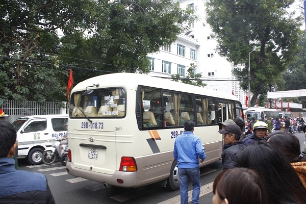 Khi những chiếc xe chuyển b&aacute;nh đưa những người l&iacute;nh l&ecirc;n đường , một số người vẫn cố đuổi theo.