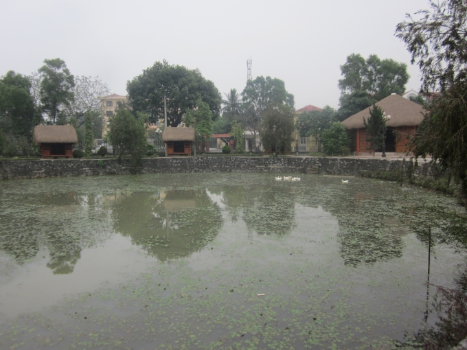 C&aacute;c lều qu&aacute;n phục vụ cafe, giải kh&aacute;t ph&iacute;a trước nh&agrave; kh&aacute;ch, nh&agrave; h&agrave;ng Ngọc Lan.