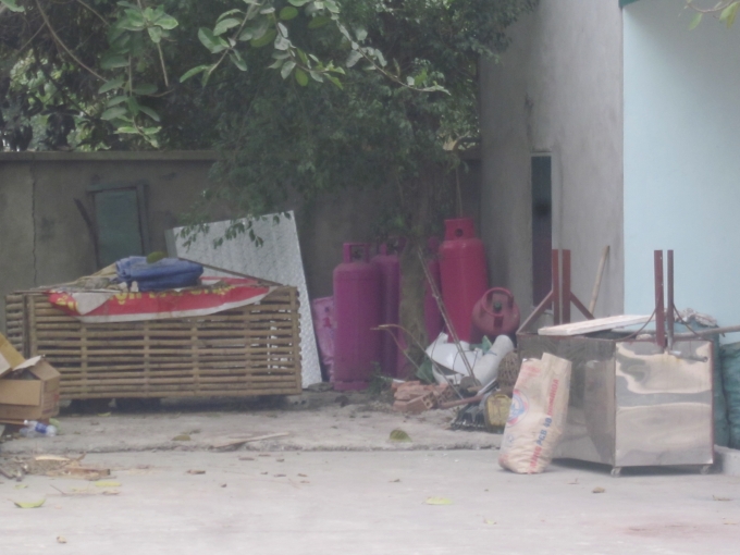 Một g&oacute;c dưới ch&acirc;n nh&agrave; kh&aacute;ch.