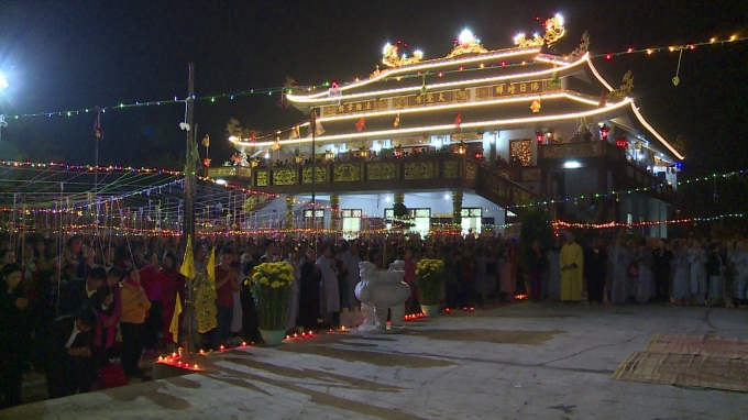 Ch&ugrave;a Đại Gi&aacute;c trong đ&ecirc;m rằm cầu an.