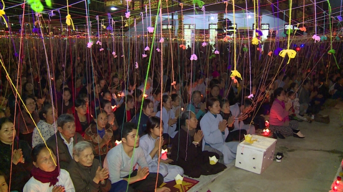 Người d&acirc;n đến đ&acirc;y với quan niệm cầu an cho một năm mới an l&agrave;nh mạnh khỏe hoạnh ph&uacute;c.