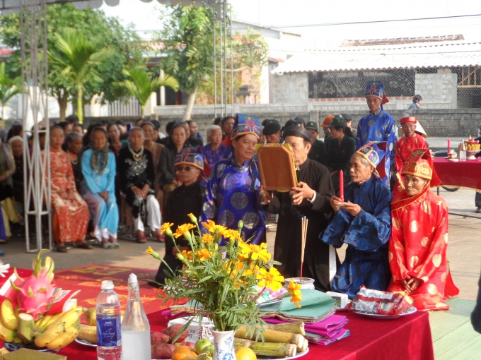 C&aacute;c gia l&agrave;ng tổ chức lễ cầu an cho l&agrave;ng m&igrave;nh mong một năm mới an l&agrave;nh.