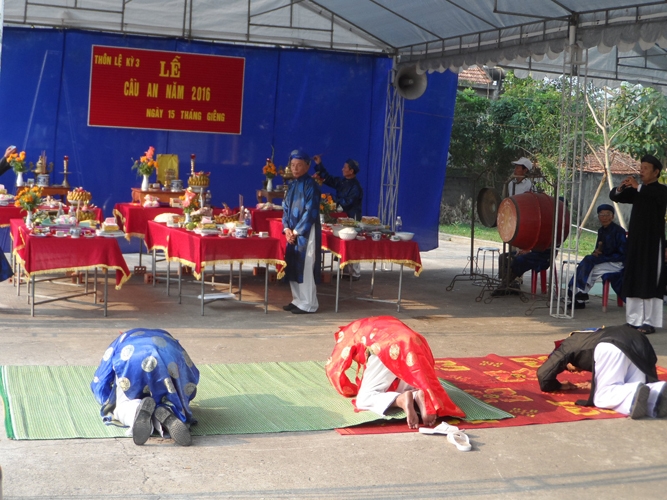 GI&agrave; l&agrave;ng với &aacute;o d&agrave;i khăn đống l&agrave;m lễ cầu an.