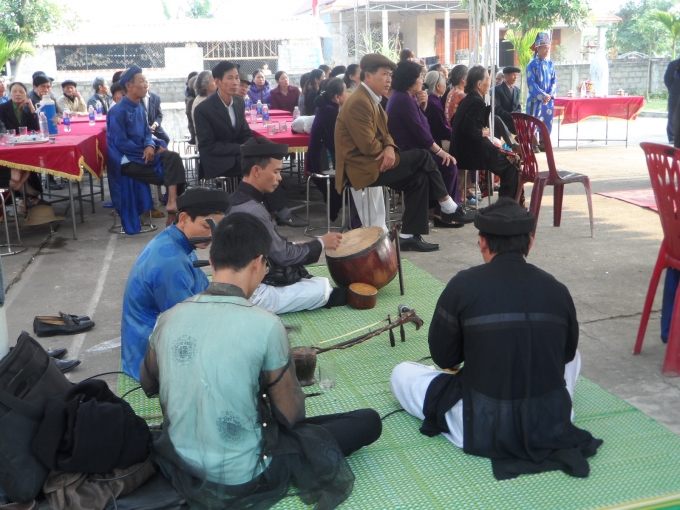 Người d&acirc;n c&ugrave;ng nhau cầu cho năm mới an l&agrave;nh.