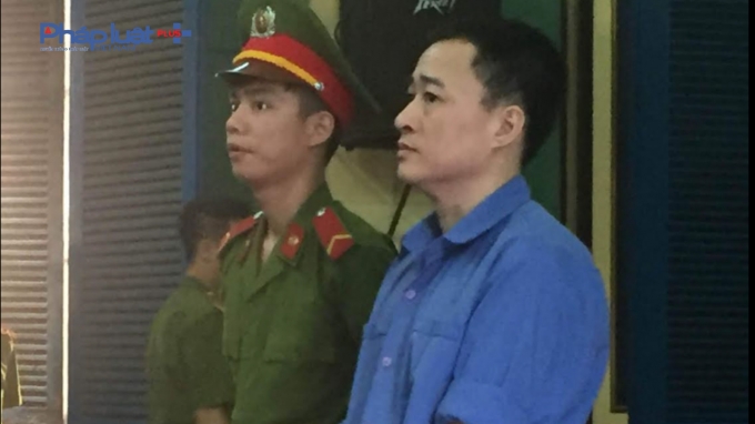 Bị c&aacute;o Nguyễn Anh Tuấn trước v&agrave;nh m&oacute;ng ngựa.