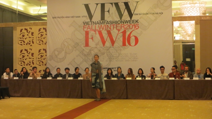 Hoa hậu Ngọc H&acirc;n khoe t&agrave;i thiết kế trong Tuần lễ thời trang Thu Đ&ocirc;ng