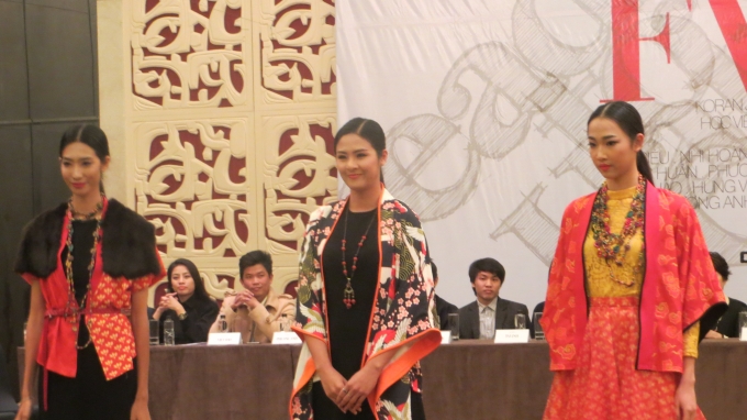 Hoa hậu Ngọc H&acirc;n khoe t&agrave;i thiết kế trong Tuần lễ thời trang Thu Đ&ocirc;ng