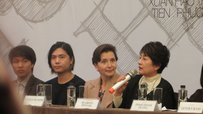 Đại sứ Italya thứ 2 từ phải sang. sẽ l&agrave; người mẫu trong lễ hội &aacute;o d&agrave;i được tổ chức tạ Văn Miếu - Quốc Tử Gi&aacute;m