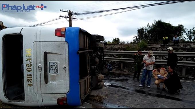 Đ&agrave; Nẵng: Tr&aacute;nh va chạm, xe chở 29 c&ocirc;ng nh&acirc;n lật nh&agrave;o