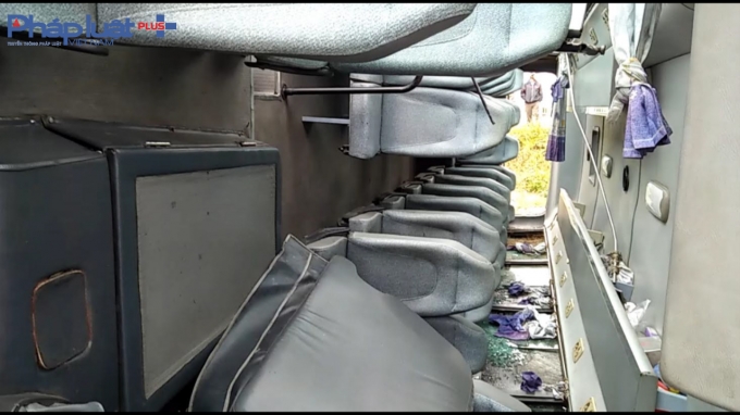 Chiếc xe lật nh&agrave;o khiến nhiều người tr&ecirc;n xe hoảng loạn.