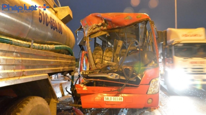 Phần đầu xe chở c&ocirc;ng nh&acirc;n bẹp d&uacute;m sau c&uacute; va chạm.