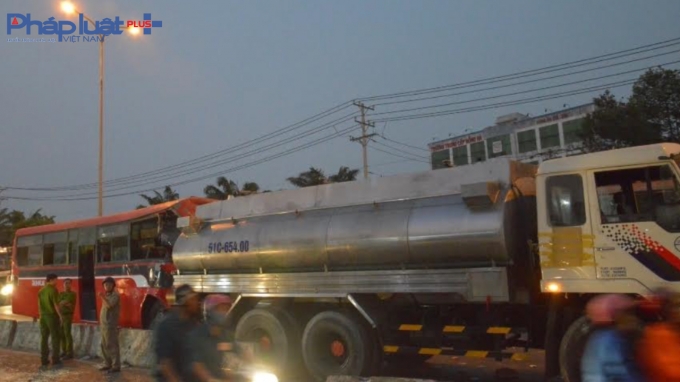 Lực lượng chức năng c&oacute; mặt tại hiện trường giải quyết vụ việc.