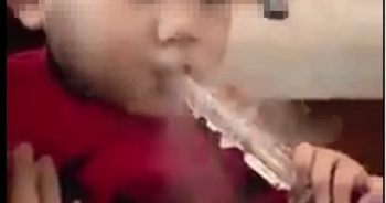 Dân mạng giận sôi người với clip bố mẹ cho bé hút... Shisha