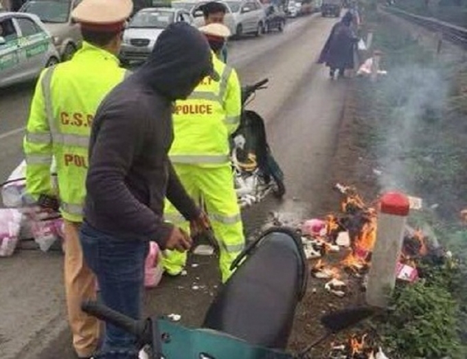 CSGT gi&uacute;p d&acirc;n chữa ch&aacute;y sau va chạm giao th&ocirc;ng.