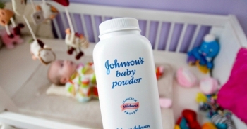 Johnson & Johnson bồi thường 72 triệu USD vì phấn rôm gây ung thư