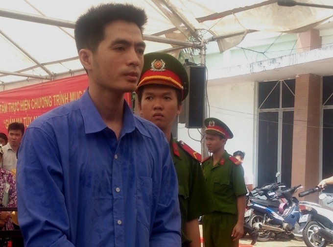 Hung thủ trước v&agrave;nh m&oacute;ng ngựa.