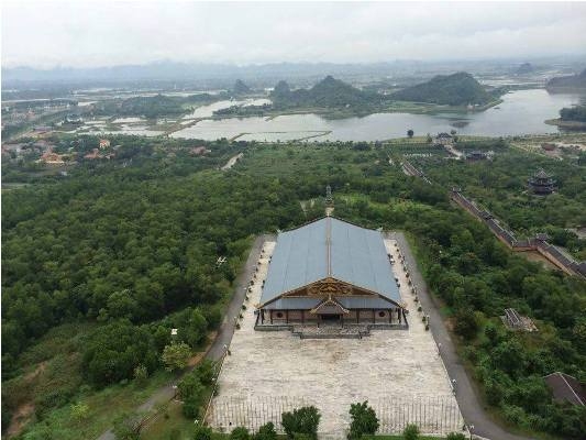 Quang cảnh ph&iacute;a trước ch&ugrave;a B&aacute;i Đ&iacute;nh khi nh&igrave;n từ tr&ecirc;n cao. Ảnh: Bảo Yến.