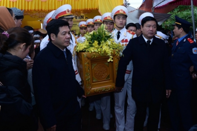 Đồng ch&iacute;&nbsp;Đinh La Thăng, Ủy vi&ecirc;n Bộ Ch&iacute;nh trị,&nbsp;B&iacute; thư Th&agrave;nh ủy Tp Hồ Ch&iacute; Minh, Bộ trưởng Bộ GTVT v&agrave; đồng ch&iacute; Nguyễn Hồng Di&ecirc;n, Ủy vi&ecirc;n Trung ương Đảng, Chủ tịch UBND tỉnh Th&aacute;i B&igrave;nh đưa linh cữu&nbsp;Thứ trưởng Phạm Qu&yacute; Ti&ecirc;uvề nghĩa trang&nbsp;Tổ Mối tại&nbsp;th&ocirc;n Đ&ocirc;ng, x&atilde; Hồng Việt, huyện Đ&ocirc;ng Hưng, tỉnh Th&aacute;i B&igrave;nh.
