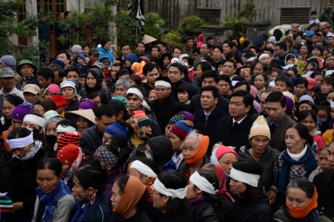 Đồng ch&iacute;&nbsp;Đinh La Thăng, Ủy vi&ecirc;n Bộ Ch&iacute;nh trị,&nbsp;B&iacute; thư Th&agrave;nh ủy Tp Hồ Ch&iacute; Minh, Bộ trưởng Bộ GTVT v&agrave; đồng ch&iacute; Nguyễn Hồng Di&ecirc;n, Ủy vi&ecirc;n Trung ương Đảng, Chủ tịch UBND tỉnh Th&aacute;i B&igrave;nh đưa linh cữu&nbsp;Thứ trưởng Phạm Qu&yacute; Ti&ecirc;uvề nghĩa trang&nbsp;Tổ Mối tại&nbsp;th&ocirc;n Đ&ocirc;ng, x&atilde; Hồng Việt, huyện Đ&ocirc;ng Hưng, tỉnh Th&aacute;i B&igrave;nh.