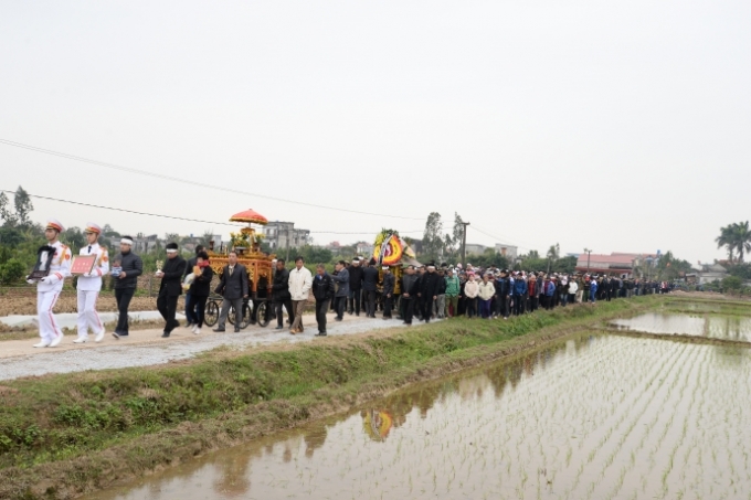 Đo&agrave;n tang lễ đưa linh cữu Thứ trưởng Phạm Qu&yacute; Ti&ecirc;u -&nbsp;Ủy vi&ecirc;n Ban c&aacute;n sự Đảng, Thứ trưởng Bộ GTVT, Ph&oacute; chủ tịch Ủy ban Quốc gia T&igrave;m kiếm cứu nạn, Ph&oacute; chủ tịch Ủy ban An ninh h&agrave;ng kh&ocirc;ng d&acirc;n dụng Quốc gia&nbsp;về nghĩa trang qu&ecirc; nh&agrave;.&nbsp;