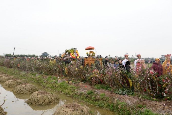 D&ugrave; trời rất lạnh, rất đ&ocirc;ng người d&acirc;n trong th&ocirc;n, x&atilde; tiễn đưa người con ưu t&uacute; của qu&ecirc; hương về nơi an nghỉ cuối c&ugrave;ng.&nbsp;