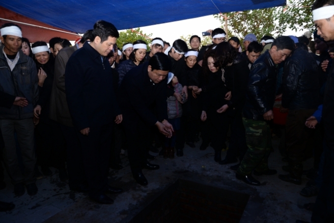 Ủy vi&ecirc;n Bộ Ch&iacute;nh trị, B&iacute; thư Th&agrave;nh ủy TP Hồ Ch&iacute; Minh, Bộ trưởng Bộ GTVT Đinh La Thăng c&ugrave;ng tang quyến thả những nắm đất tr&ecirc;n mộ đồng ch&iacute; Phạm Qu&yacute; Ti&ecirc;u như một nghi thức tiễn biệt lần cuối.&nbsp;