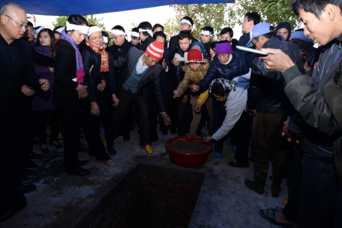 Trong sự x&uacute;c động của gia quyến, rất nhiều đồng nghiệp, thuộc cấp v&agrave; b&agrave; con ch&ograve;m x&oacute;m đ&atilde; tận tay thả những nắm đất l&ecirc;n mộ người con ưu t&uacute; của Th&aacute;i B&igrave;nh. Xin vĩnh biệt anh!