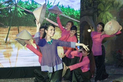 Gi&aacute;m khảo Phi Nhung muốn h&aacute;t c&ugrave;ng Th&aacute;i Ch&acirc;u để