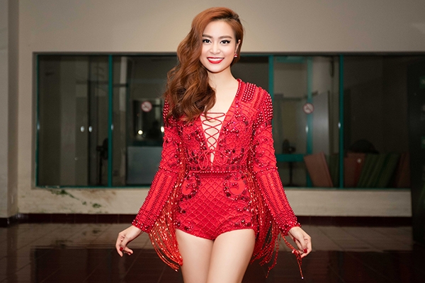 Vẻ sexy n&oacute;ng bỏng của Ho&agrave;ng Th&ugrave;y Linh.