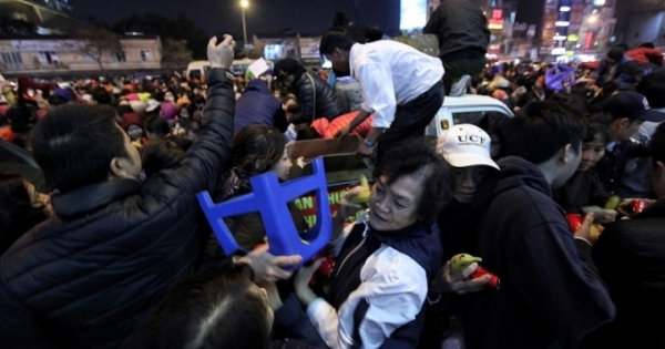 Phẫn nộ hành vi vo tiền ném vào mặt thánh thần