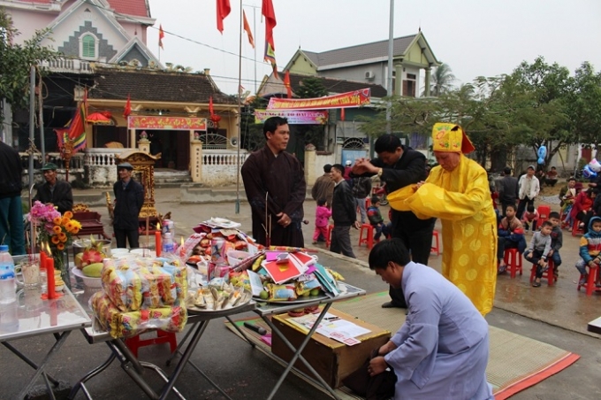 Phần c&uacute;ng tế được cử h&agrave;nh trang trọng v&agrave; do những người cao tuổi trong l&agrave;ng đứng ra đảm nhiệm. (Ảnh CTV).