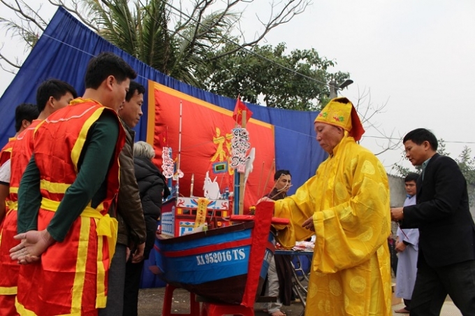 Một vị cao ni&ecirc;n l&agrave;m c&aacute;c nghi lễ cuối c&ugrave;ng trước khi chiếc thuyền m&ocirc; h&igrave;nh được hạ thủy cầu an. (Ảnh CTV).