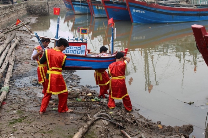 Chiếc thuyền m&ocirc; h&igrave;nh gửi gắm bao hy vọng, cầu mong một năm ra khơi mưa thuận, gi&oacute; h&ograve;a, t&ocirc;m cua c&aacute; mực về đầy khoang. (Ảnh CTV).