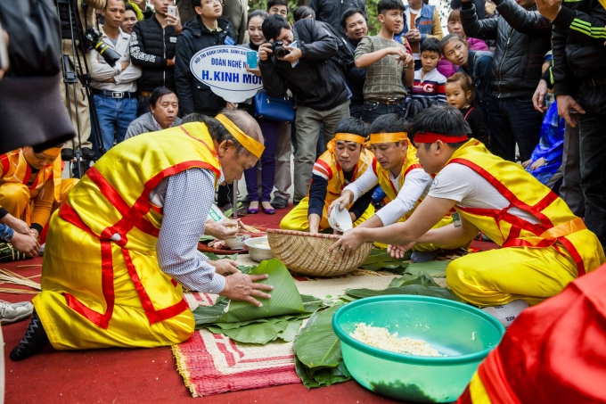 C&aacute;c nghệ nh&acirc;n tham gia thi g&oacute;i b&aacute;nh chưng