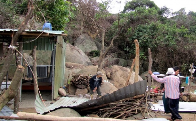 Lực lượng chức năng ph&aacute; dỡ l&aacute;n trại.